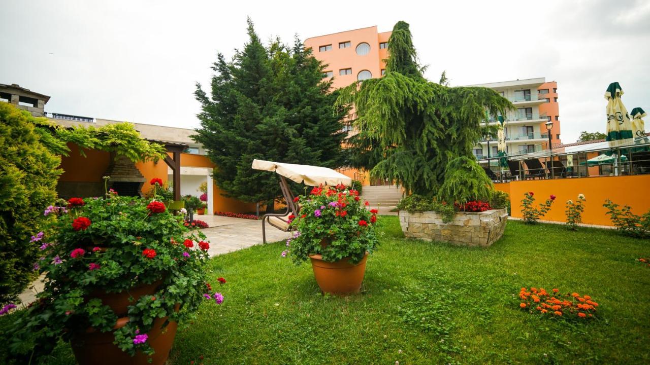 Hotel Saturn Extérieur photo