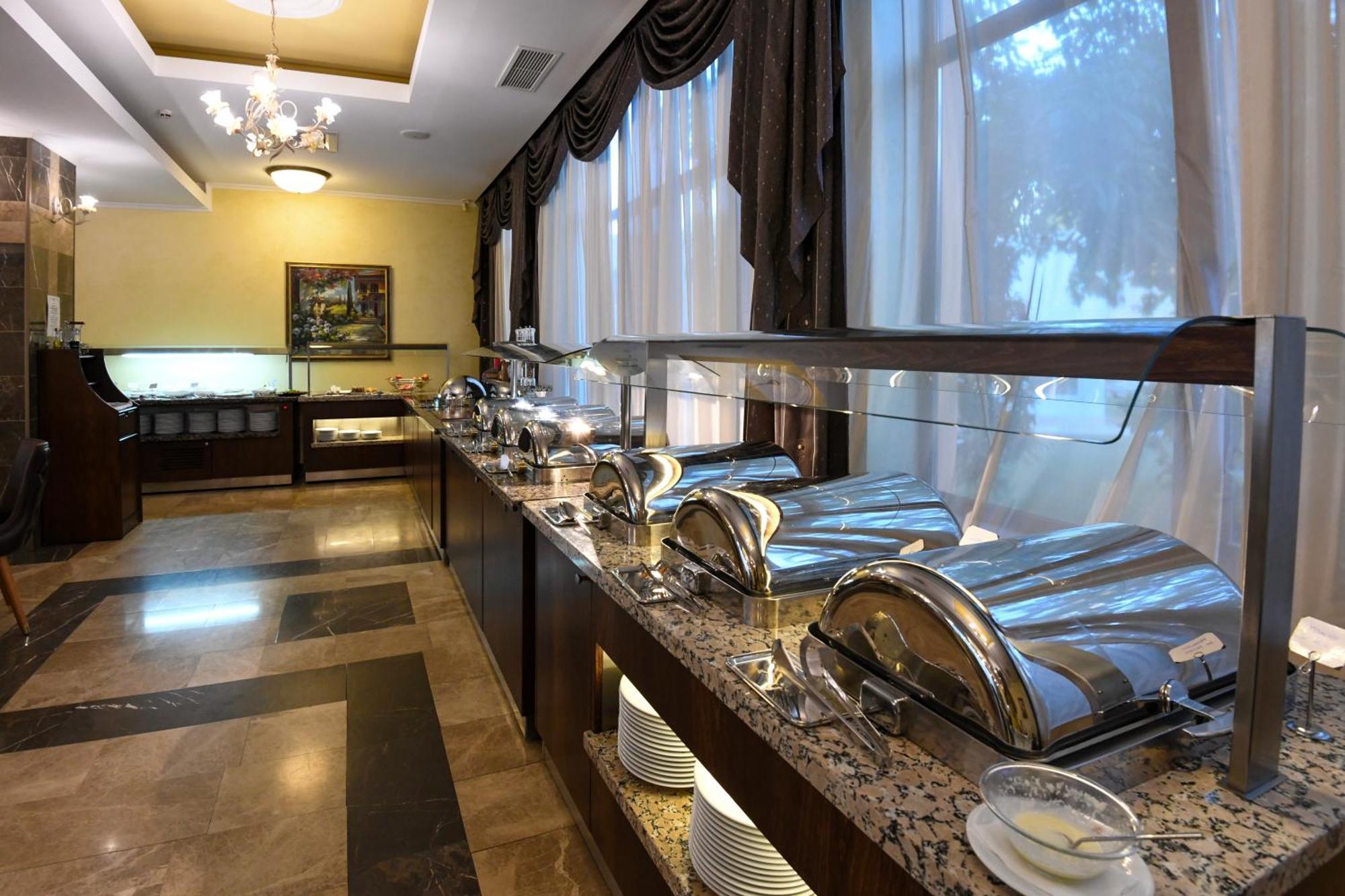 Hotel Saturn Extérieur photo