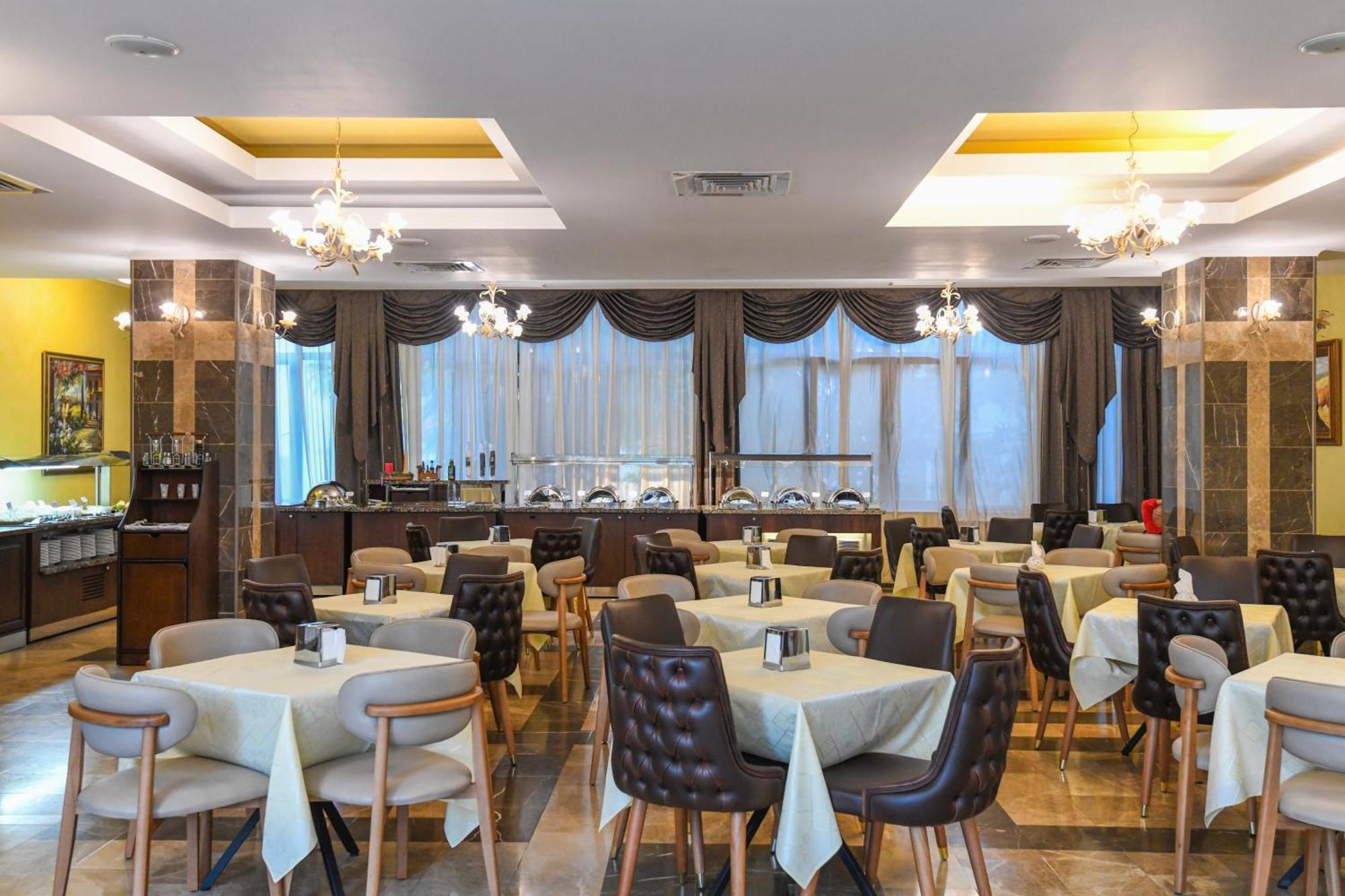Hotel Saturn Extérieur photo