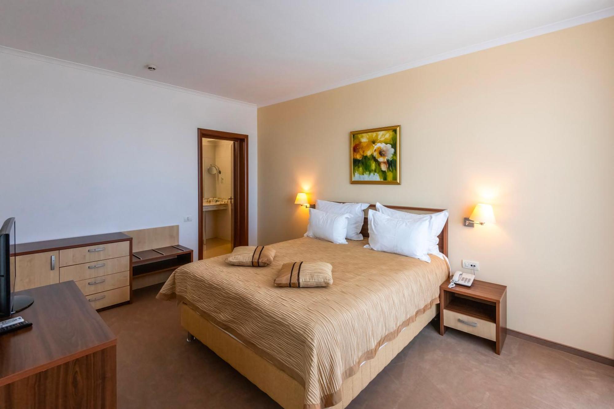 Hotel Saturn Extérieur photo