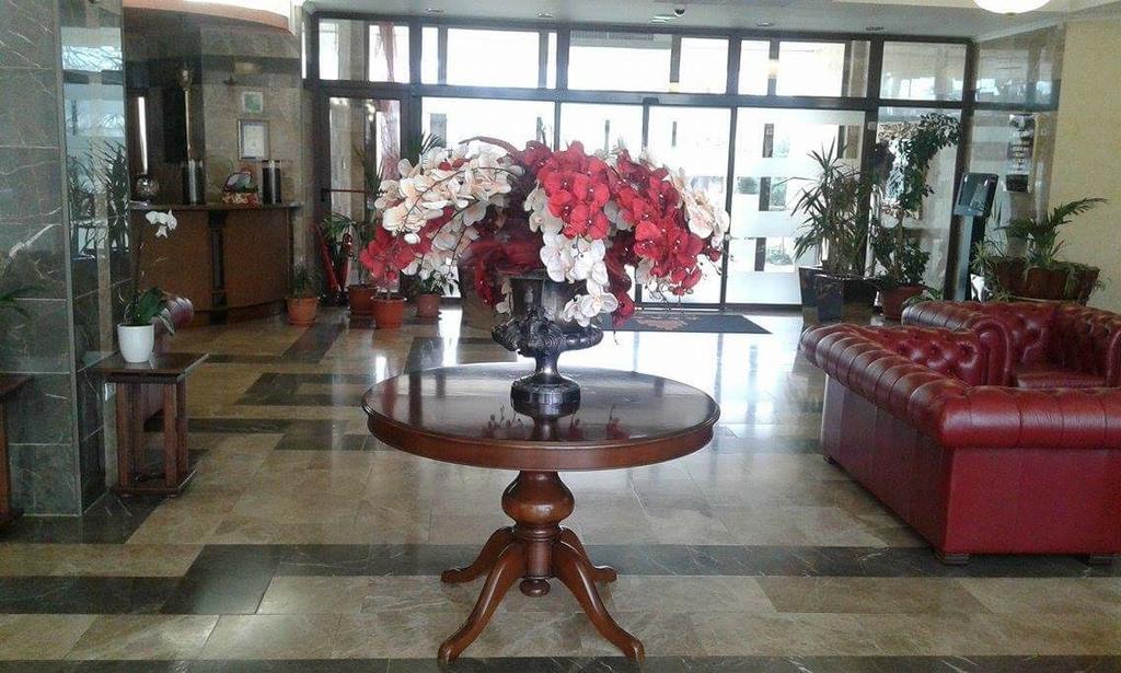 Hotel Saturn Extérieur photo