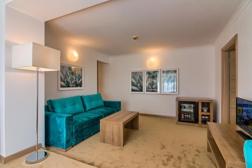 Hotel Saturn Extérieur photo